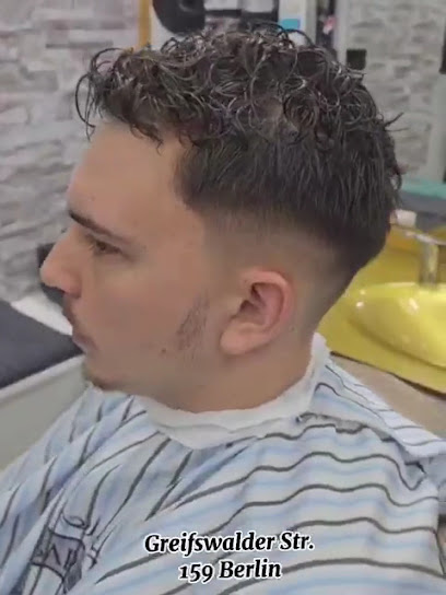 Moderner Kurzhaarschnitt mit sauberem Fade bei The Hair Style