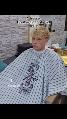 Kunde im Salon vor dem Haarschnitt